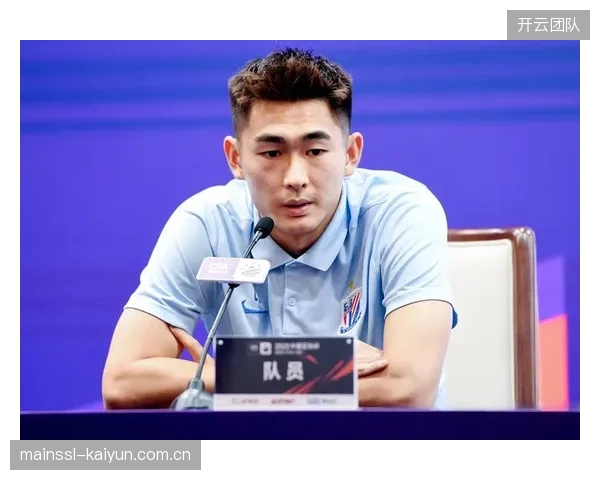上海申花球员陈晋一在左后卫位置表现活跃，其精准传中成为球队重要进攻手段。